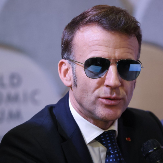 Otkriveno zašto Makron stalno nosi naočare za sunce: Razlog je jako ozbiljan VIDEO