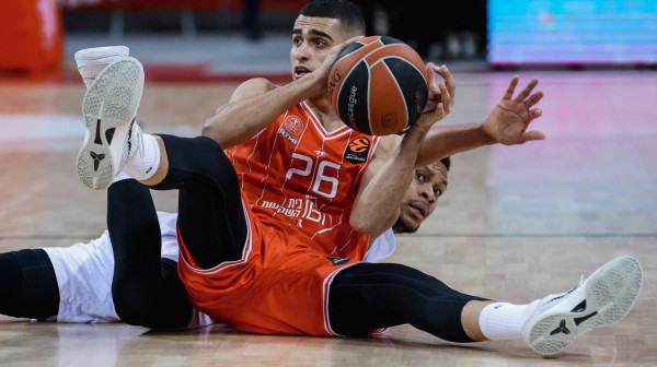 Umalo šok: Hapoel "preživeo" Efes – Micić se "raspao"