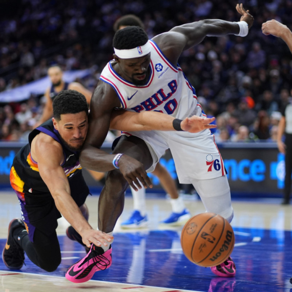 Embid izostao – Buker predvodio Sanse u Filadelfiji