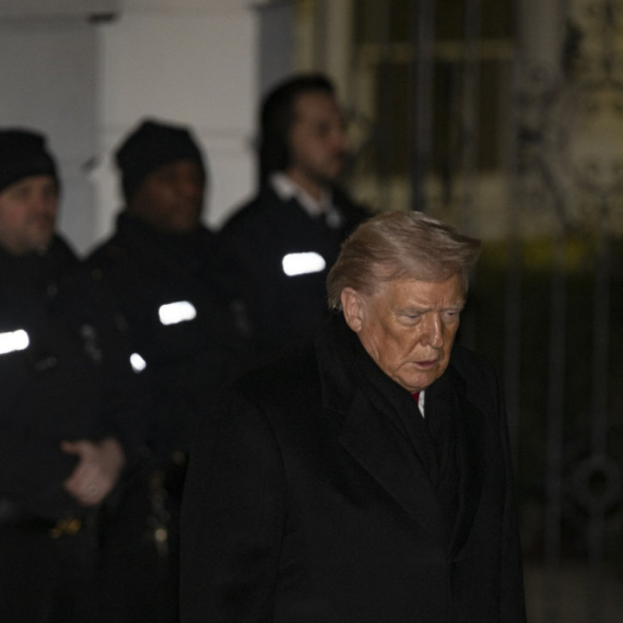 Tramp kasni tri sata