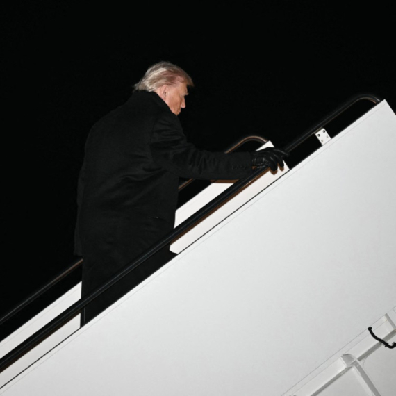 Drama na nebu: Trampov avion krenuo za Davos, pa se vratio za Ameriku
