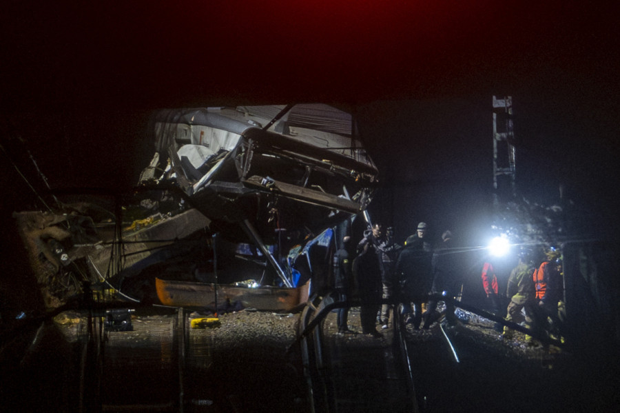 Mašinovođa poginuo, mnogo povređenih; Voz se zakucao u urušeni potporni zid FOTO/VIDEO