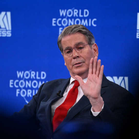 Besent: "Udahnite duboko, sedite i čekajte Trampa"