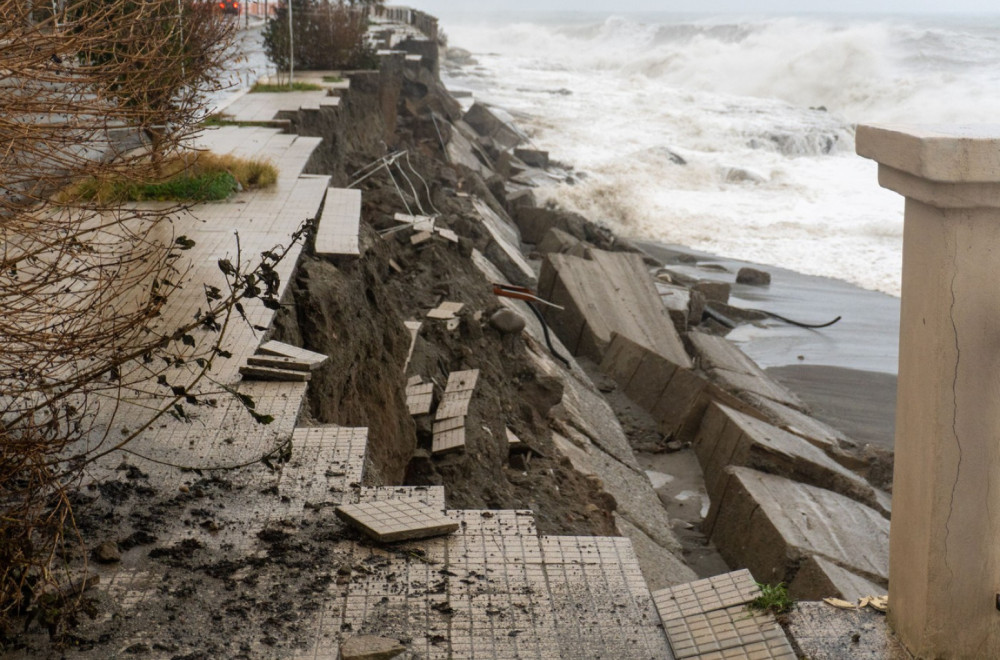 Crveni meteoalarm u Italiji: Snažna oluja izazvala poplave; Ljudi evakuisani; Talasi napravili haos FOTO/VIDEO