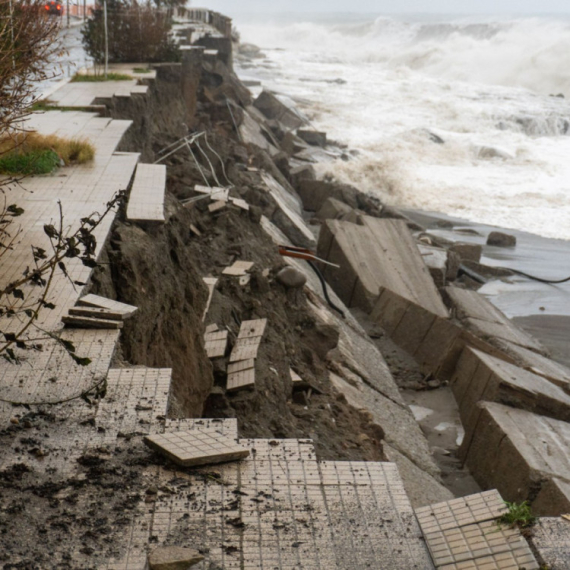 Crveni meteoalarm u Italiji: Snažna oluja izazvala poplave; Ljudi evakuisani; Talasi napravili haos FOTO/VIDEO