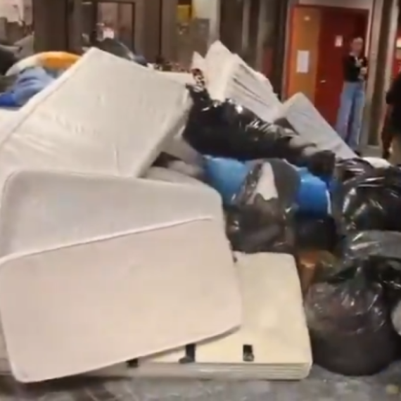 Blokaderi opet prave nered na Filozofskom fakultetu u Novom Sadu: Jedini program im je uništavanje VIDEO