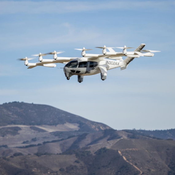 Vučić: "Prvi roboti proizvedeni u Srbiji do Vidovdana"; "Za EXPO ćemo leteti u letećim automobilima"