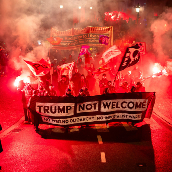 Haos zbog Trampa; Američka zastava je zapaljena VIDEO