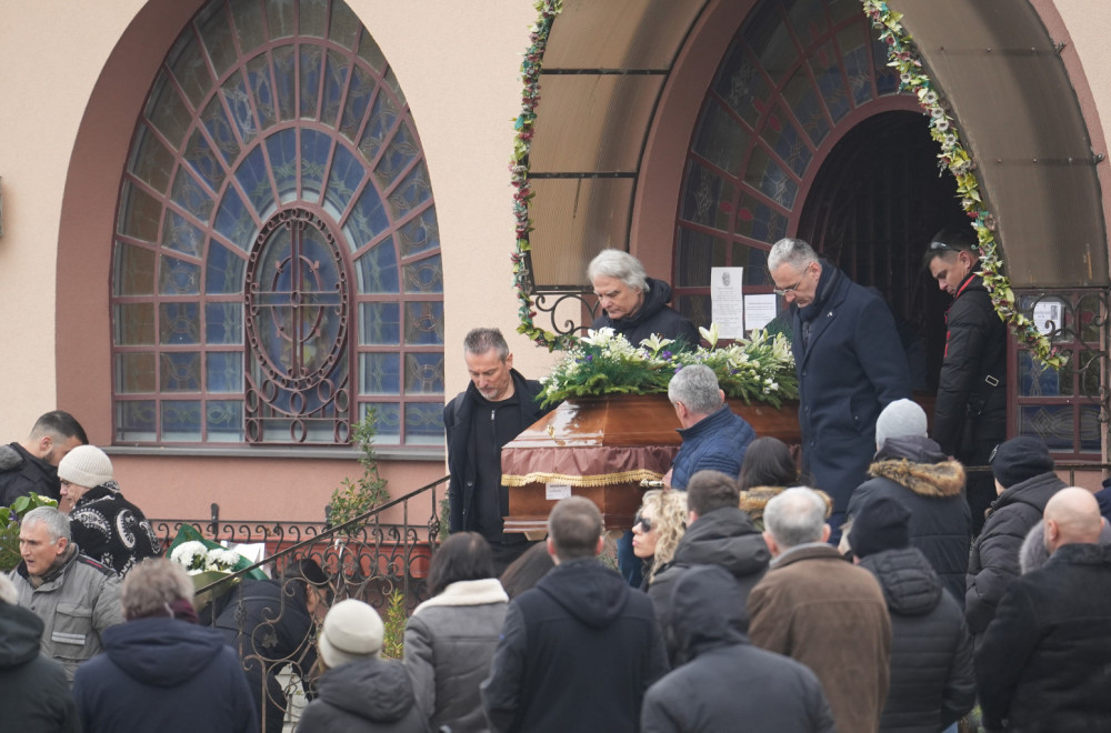 Sahrana Miroslava Aleksića: Vuk Kostić nosi sanduk, a evo ko je još došao od glumaca FOTO