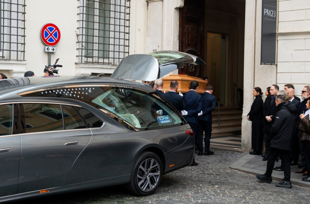 Poslednji oproštaj od modnog dizajnera Valentina: Ceo Rim u suzama FOTO