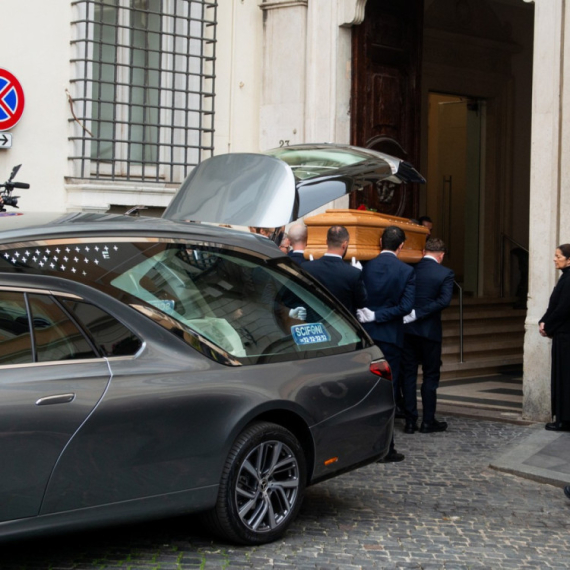 Poslednji oproštaj od modnog dizajnera Valentina: Ceo Rim u suzama FOTO