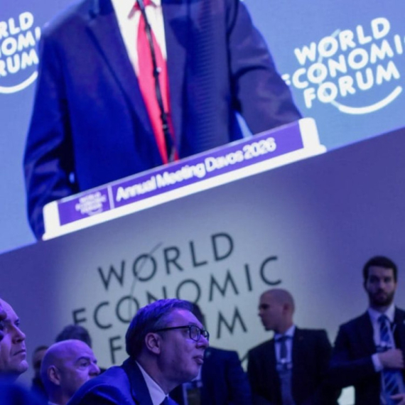 Njujork Tajms u izveštaju o Trampovom govoru objavio Vučićevu fotografiju: Pratio govor iz prvog reda FOTO