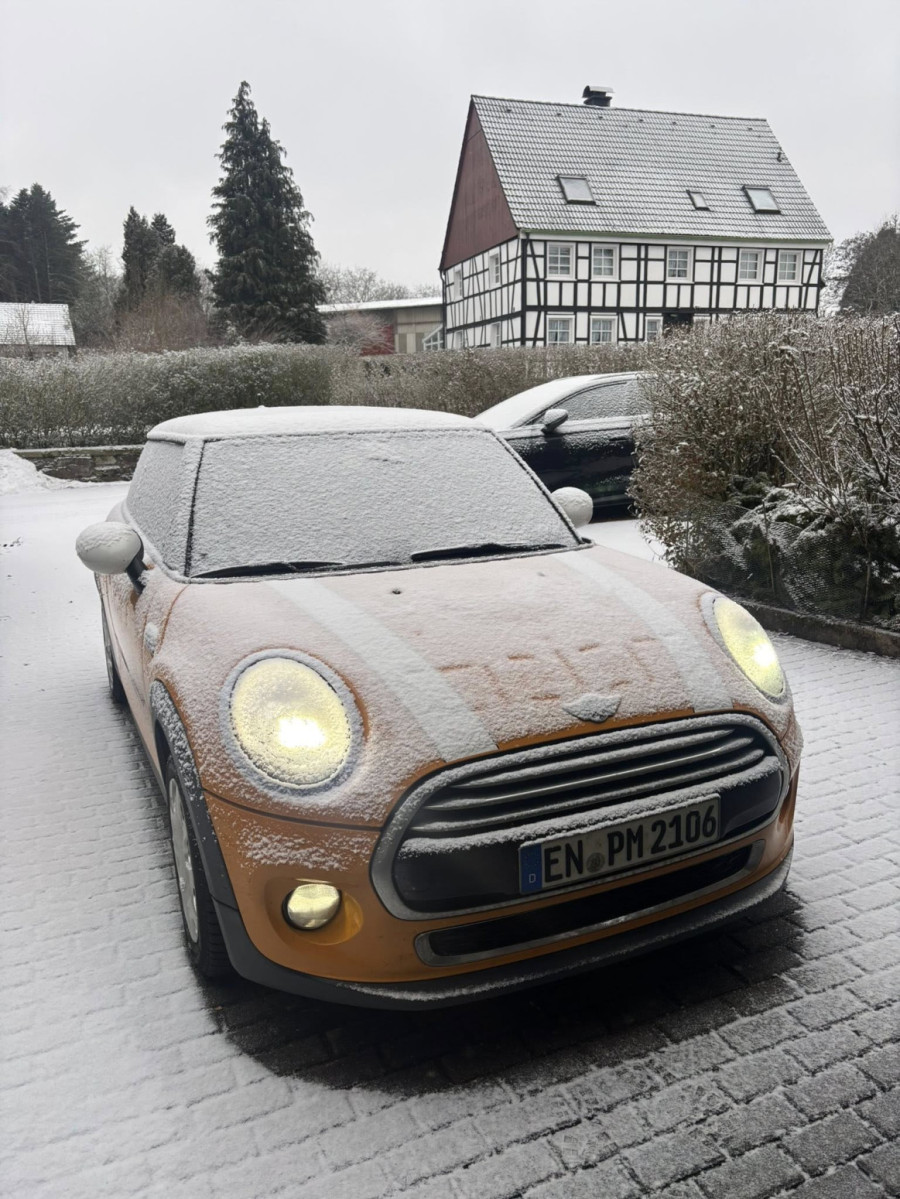 Nemac prelazi milion kilometara u Miniju: Tvrdi da troši manje od 3 litra na 100 km! FOTO