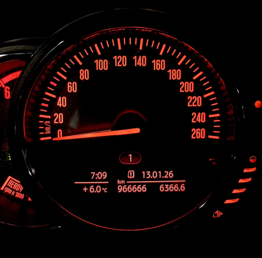 Nemac prelazi milion kilometara u Miniju: Tvrdi da troši manje od 3 litra na 100 km! FOTO