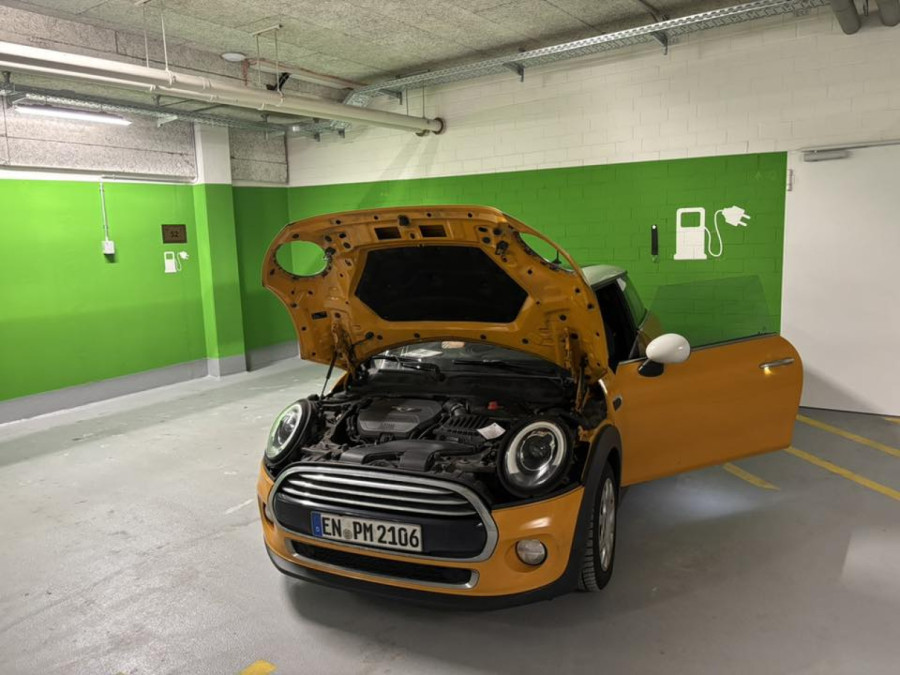 Nemac prelazi milion kilometara u Miniju: Tvrdi da troši manje od 3 litra na 100 km! FOTO