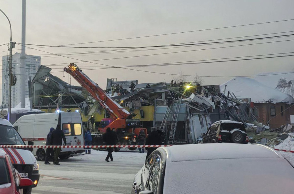 Užas u Rusiji: Srušio se krov tržnog centra; Ljude izvlačili iz ruševina FOTO/VIDEO