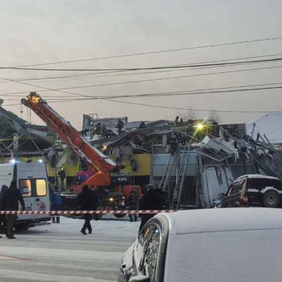 Užas u Rusiji: Srušio se krov tržnog centra; Ljude izvlačili iz ruševina FOTO/VIDEO