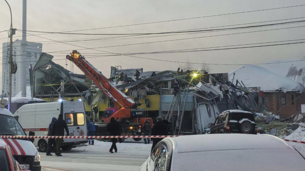 Užas u Rusiji: Srušio se krov tržnog centra; Ljude izvlačili iz ruševina FOTO/VIDEO