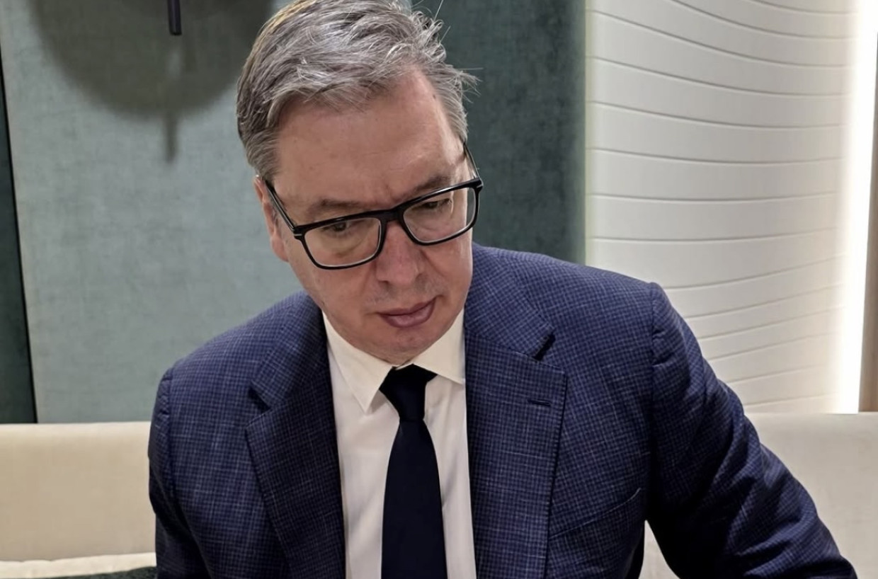 Vučić: Politika je politika, a sad da vidimo od čega se živi; Neko ChatGPT, mi matori i dalje novine FOTO