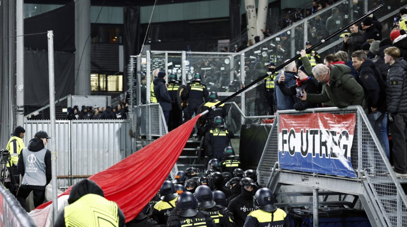 Haos na Ligi Evrope u Holandiji – ušli bez karte i pravili haos, policija reagovala VIDEO