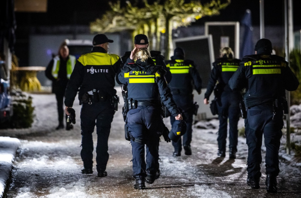 Krvavi napad na Trgu: Uleteo u masu, pa redom ubadao nožem, policija nemo posmatrala VIDEO