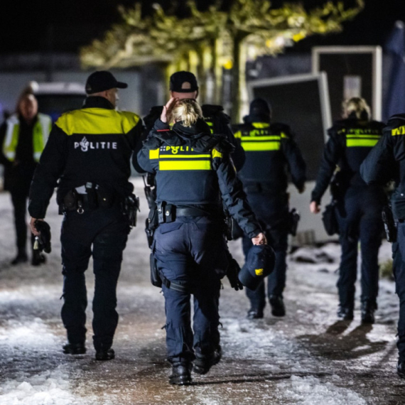 Krvavi napad na Trgu: Uleteo u masu, pa redom ubadao nožem, policija nemo posmatrala VIDEO