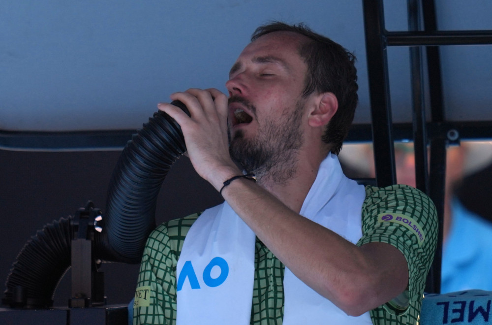 Ko šta radi, Medvedev okreće 0-2