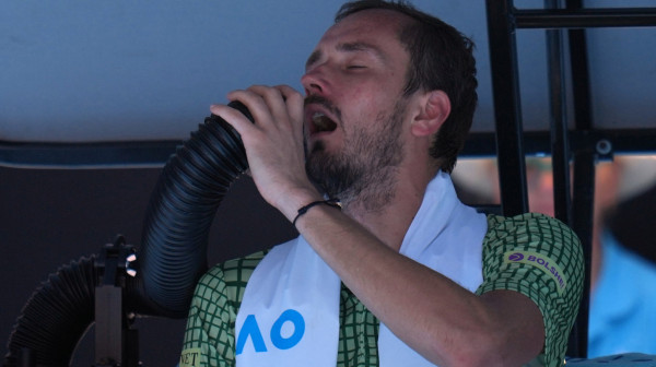 Ko šta radi, Medvedev okreće 0-2