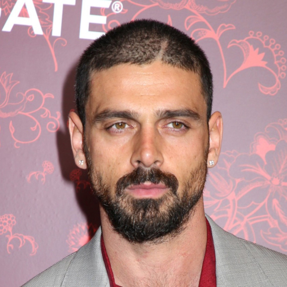 "Žestoki" lepotan za kojim žene gube glavu napravio haos objavom: "Beograd, Srbija" FOTO