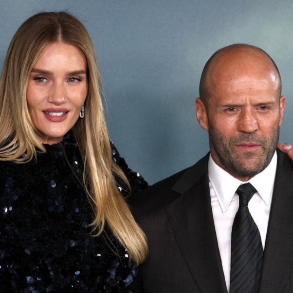 Nije lako sa ovakvom lepoticom: Ni godine, a ni razlika u visini ne mogu da ih "slome" FOTO