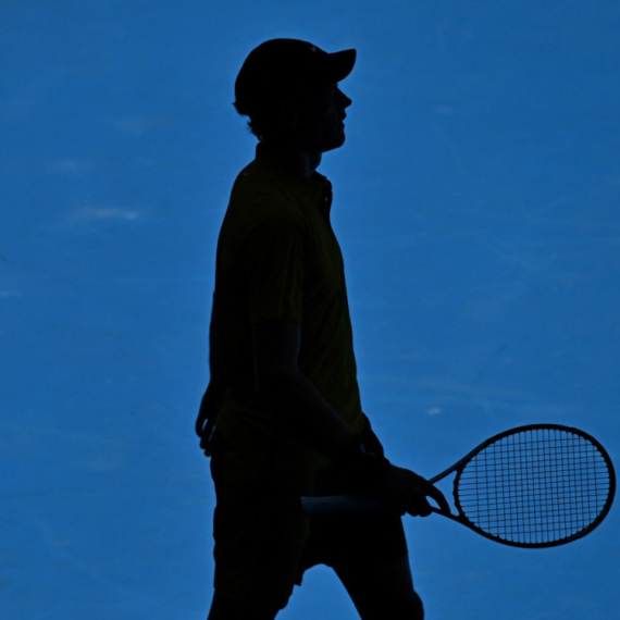 Sinera pogledala sreća