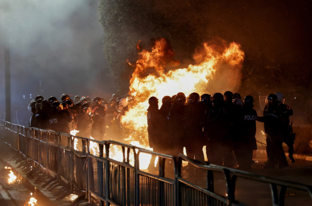 Haos u Tirani: Policija koristila vodene topove i suzavac da rastera demonstrante; EU ćuti FOTO/VIDEO