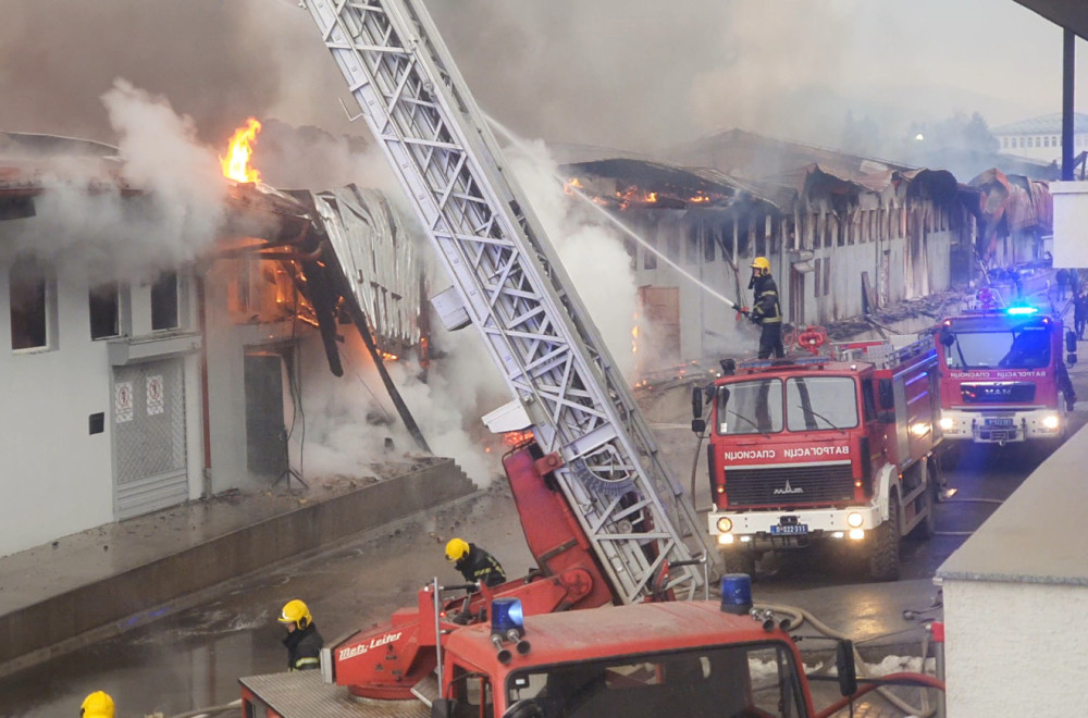 Požar u Novom Pazaru se i dalje gasi: Očekuje se uviđaj