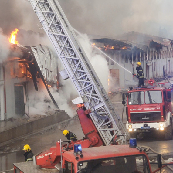 Požar u Novom Pazaru se i dalje gasi: Očekuje se uviđaj