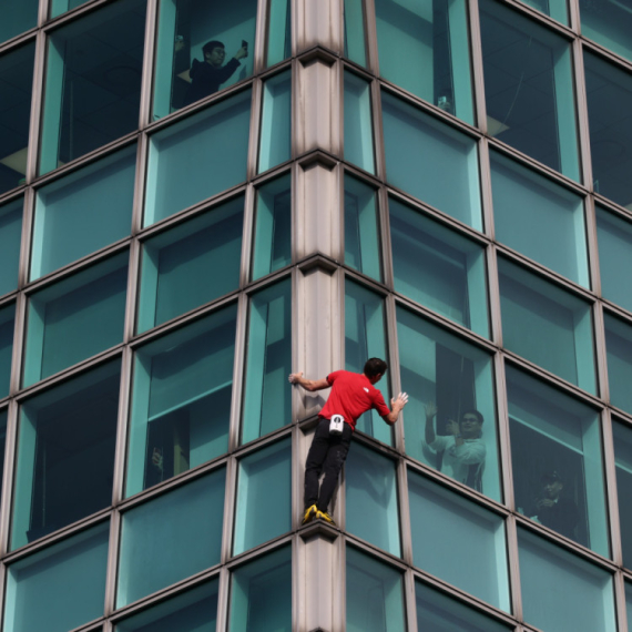 Penjač otkrio šta je slušao dok se peo na 101. sprat solitera i obarao rekord VIDEO