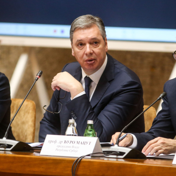 Vučić ministrima: Koliko vas je bilo na odmorima dok su se ljudi smrzavali? Nemojte da mi odmahujete glavom