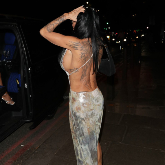 Bivši leči slomljeno srce, a ona se verila 9. put: Slavna starleta pokazala dijamantski prsten FOTO