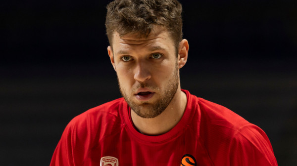 Vezenkov se potukao, a Tajrik Džons povredio VIDEO