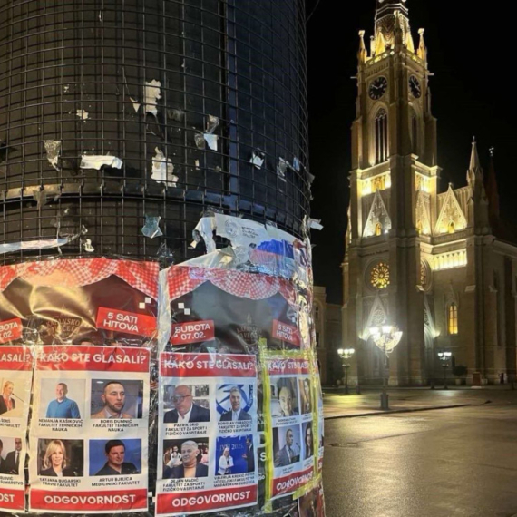 Evo kako blokaderi doživljavaju slobodu govora: Izlepili plakate po Novom Sadu slikama dekana FOTO