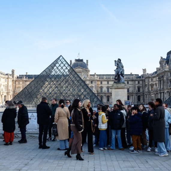 Zatvoren Luvr: Četvrti put u poslednjih mesec dana FOTO