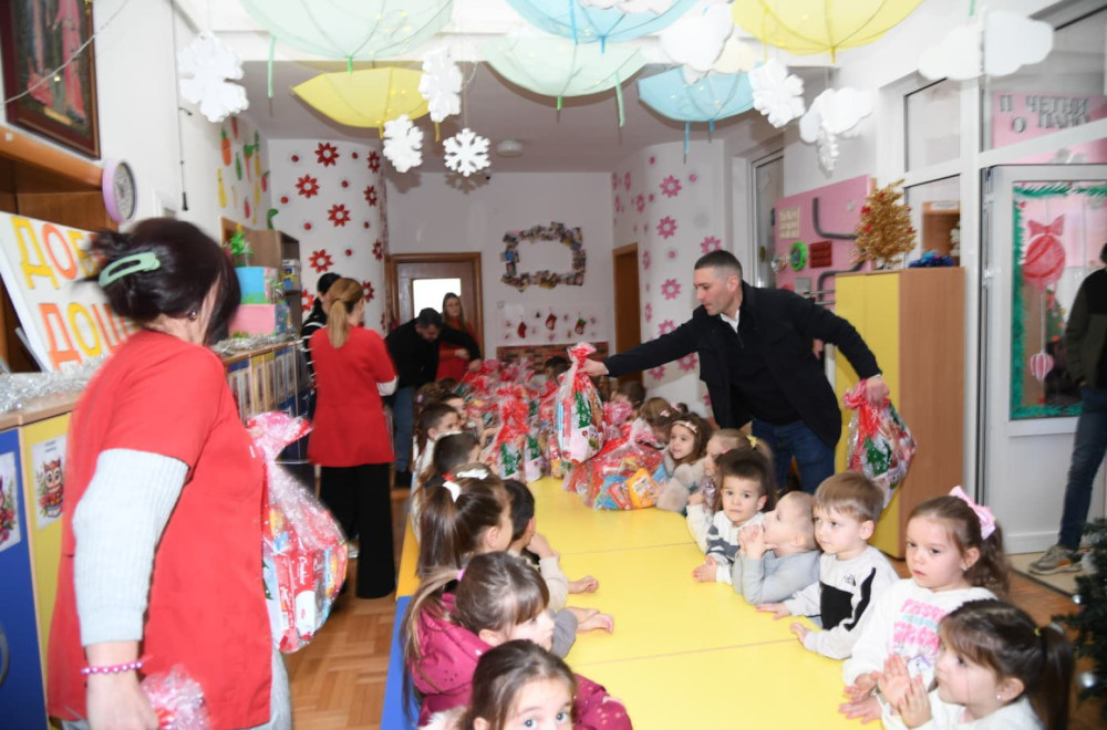 Mališanima u Prilužju uoči Svetog Save uručeni paketići koje im je poslao Vučić FOTO