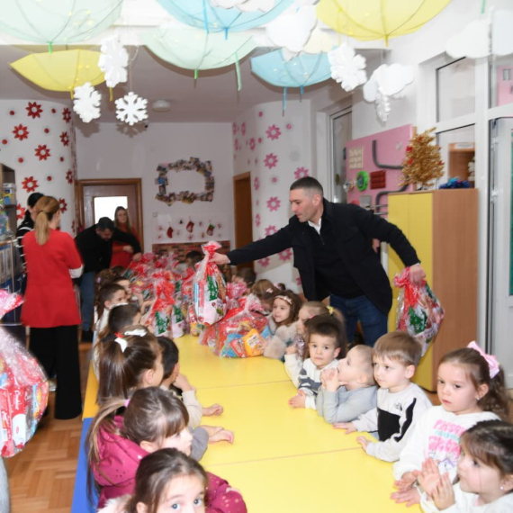 Mališanima u Prilužju uoči Svetog Save uručeni paketići koje im je poslao Vučić FOTO