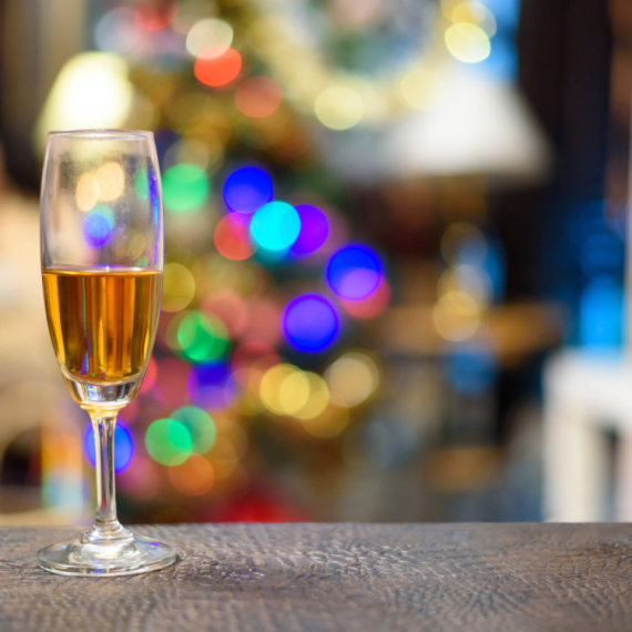 Bivši poslanik podmetnuo koleginici drogu u šampanjac: "Oblio me hladan znoj" FOTO