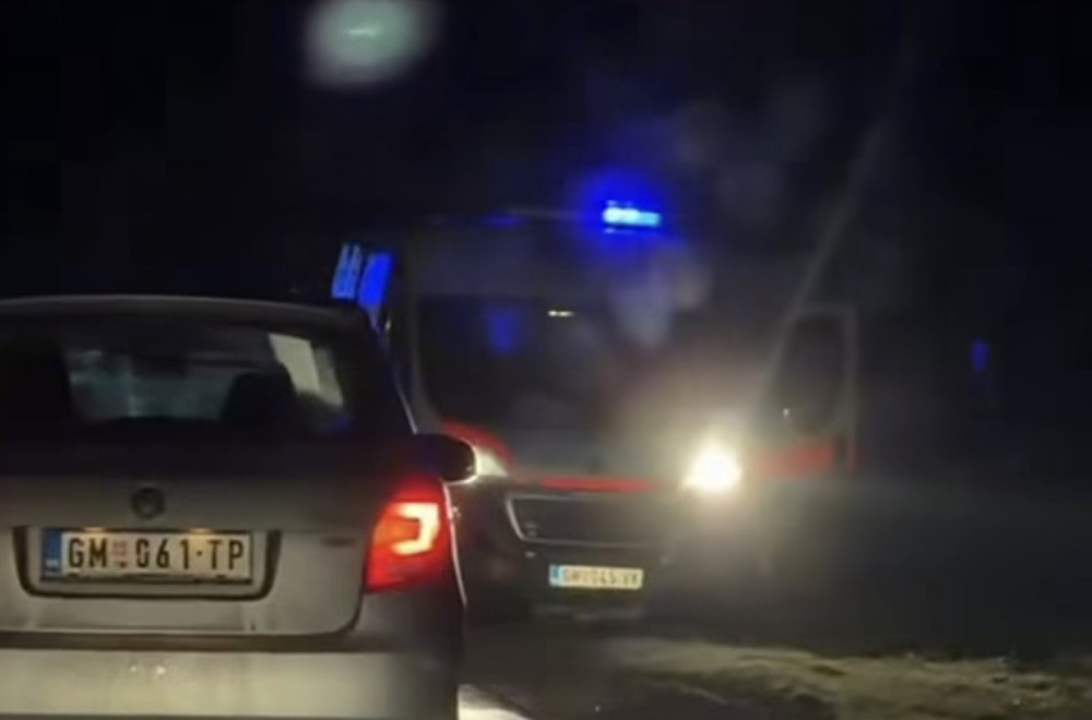 Teška saobraćajna nezgoda kod Gornjeg Milanovca: Auto sletelo u reku, vozača izvlačili vatrogasci