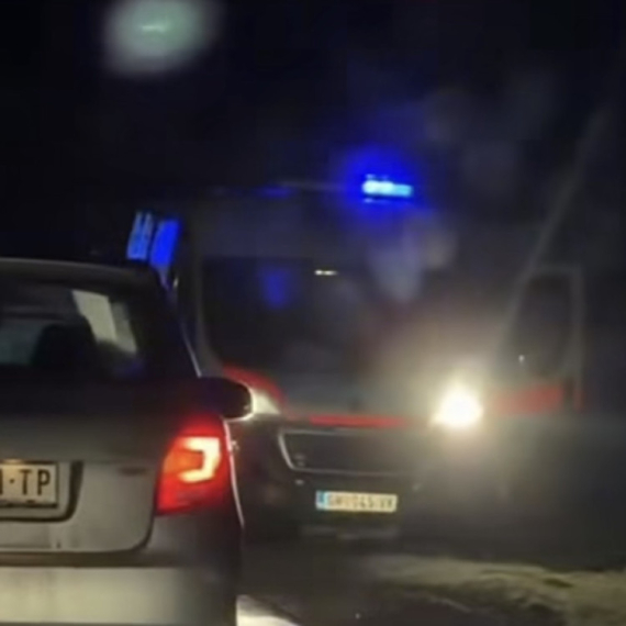 Teška saobraćajna nezgoda kod Gornjeg Milanovca: Vozilo završilo u kanalu