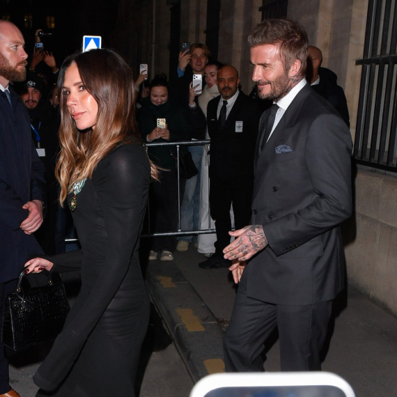 U jeku skandala – oni slave: Dejvid Bekam pokazao Viktoriji koliko je voli FOTO