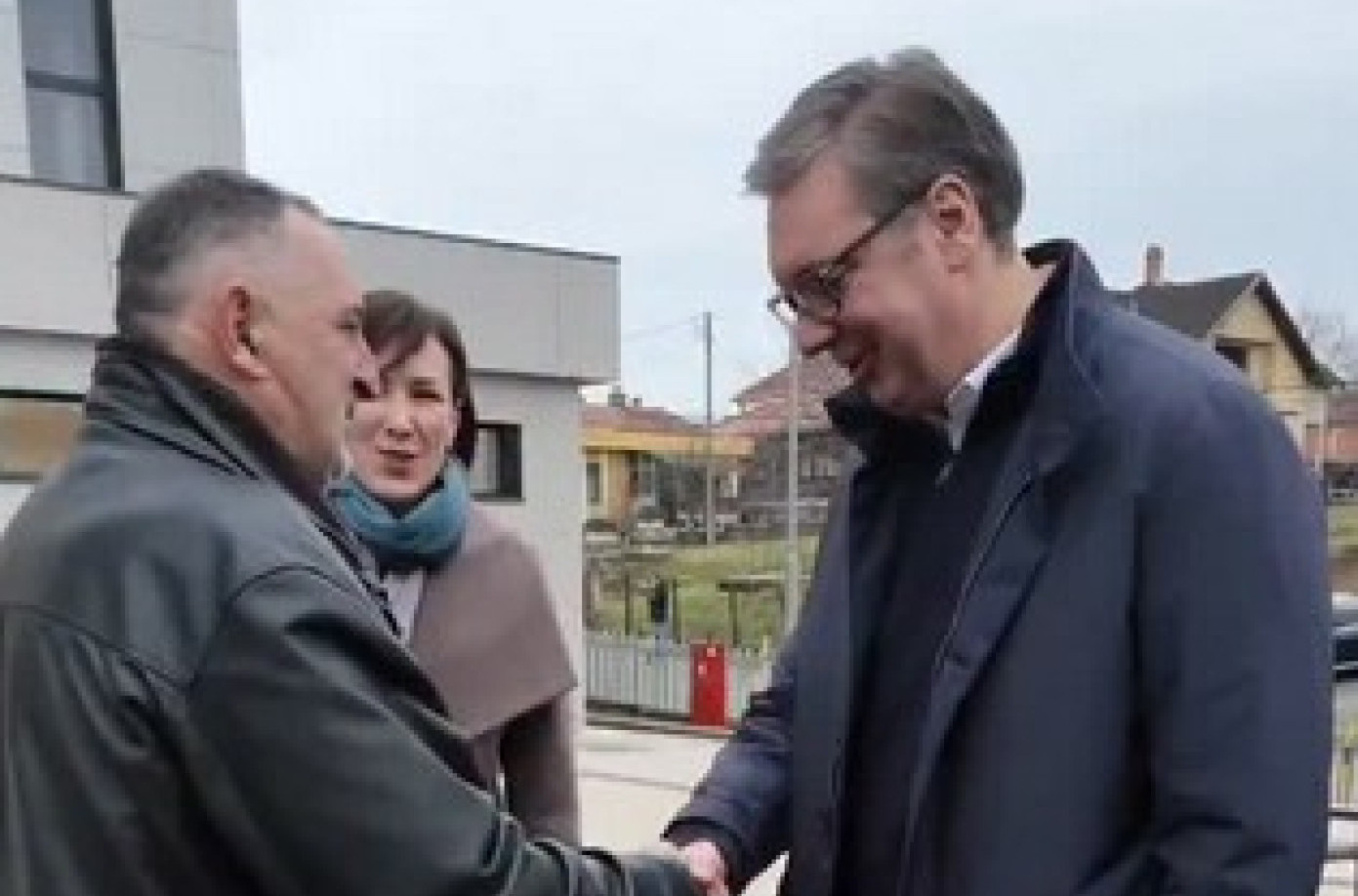 Vučić u Velikoj Drenovi sa Životijem koji je izgubio sina na Košarama: Poklonio mi je domaćinsku rakiju VIDEO