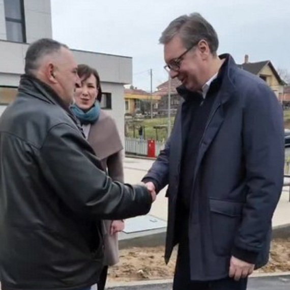 Vučić u Velikoj Drenovi sa Životijem koji je izgubio sina na Košarama: Poklonio mi je domaćinsku rakiju VIDEO