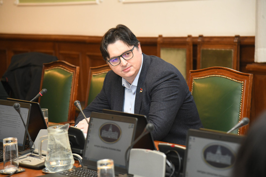 Dva lica Srbije: Dok Vučić ispunjava obećanja, gradi i brine o narodu – blokaderi pale, ruše i lome FOTO