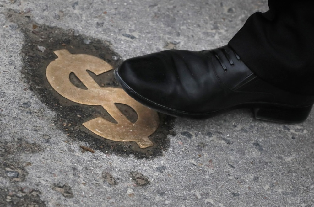 Totalno potonuće dolara, Tramp napravio katastrofu: Najniži nivo za četiri godine